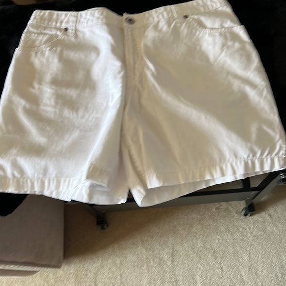White denim shorts in excellent condition - Picture 1 of 3